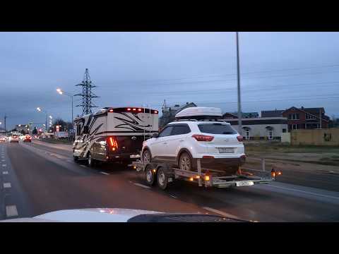 Автодом буксирует на