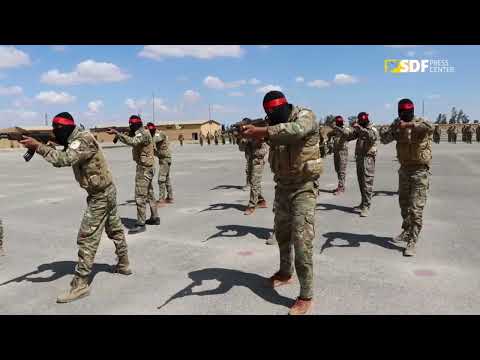 عرض عسكري لمقاتلي الد فاع الذ اتي في أكاديمي ة الش هيد أحمد العلي في الرقة