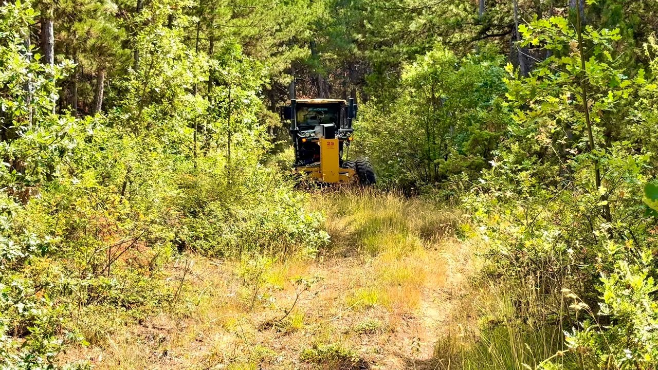 Сможет ли грейдер Deere 670 пройти по узким зелёным дорогам? #грейдер #johndeere #deere