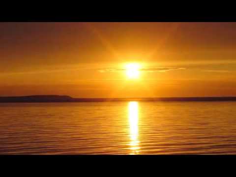 Watch the video for Te veo en el sol