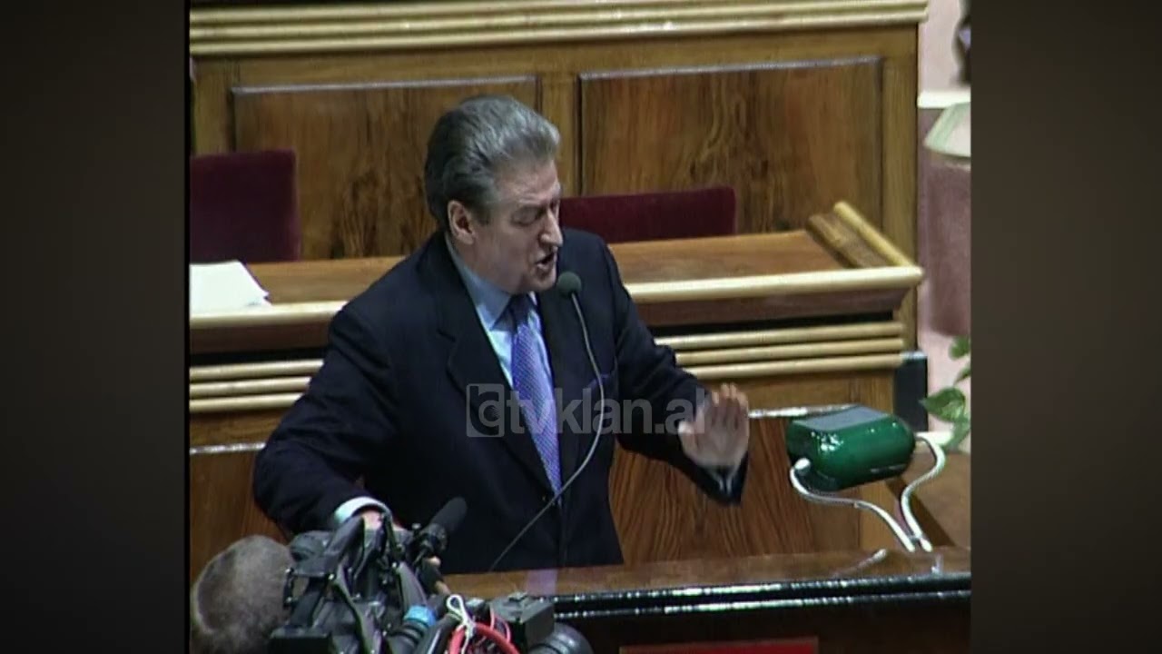 Opozita bllokon parlamentin, replika të ashpra mes Berishës dhe Pëllumbit - (20 Nëntor 2003)