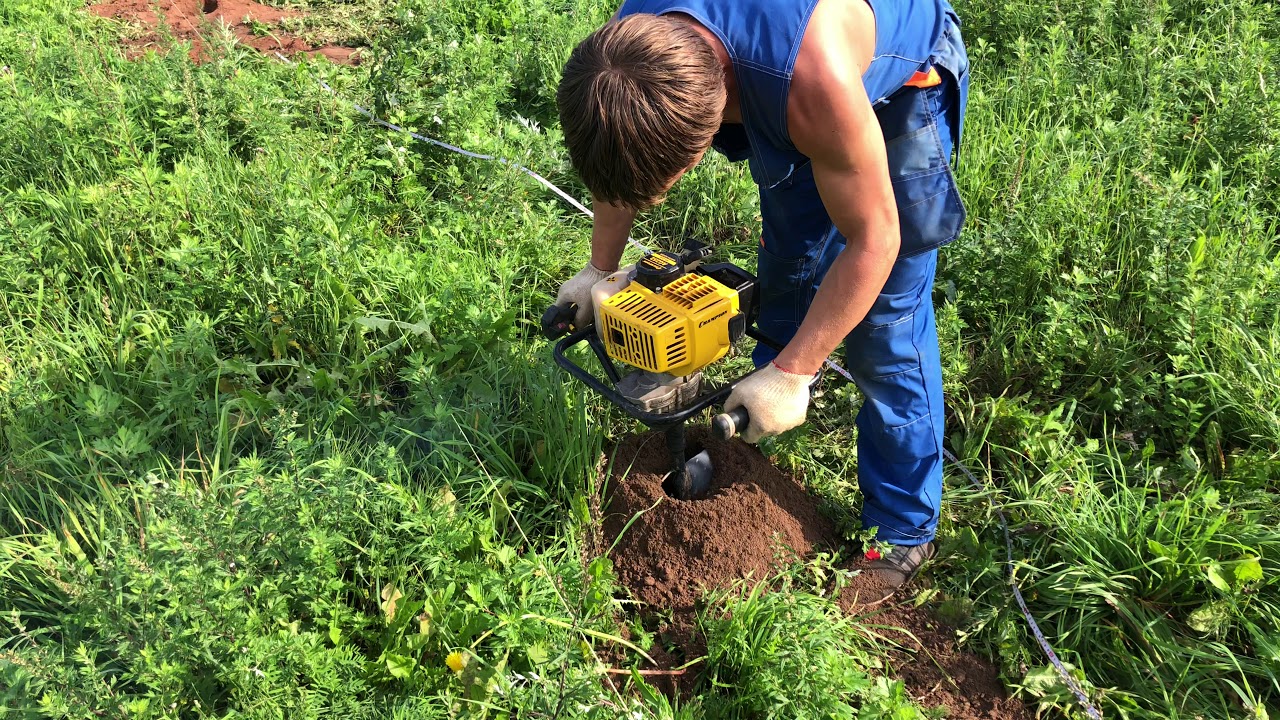 Бурение отверстий под заборные столбы - YouTube