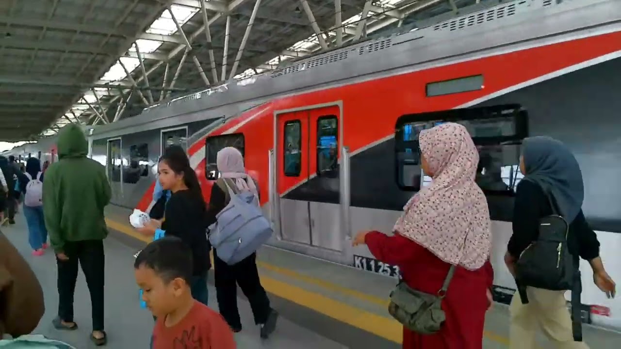 Suasana stasiun transit Manggarai jakarta