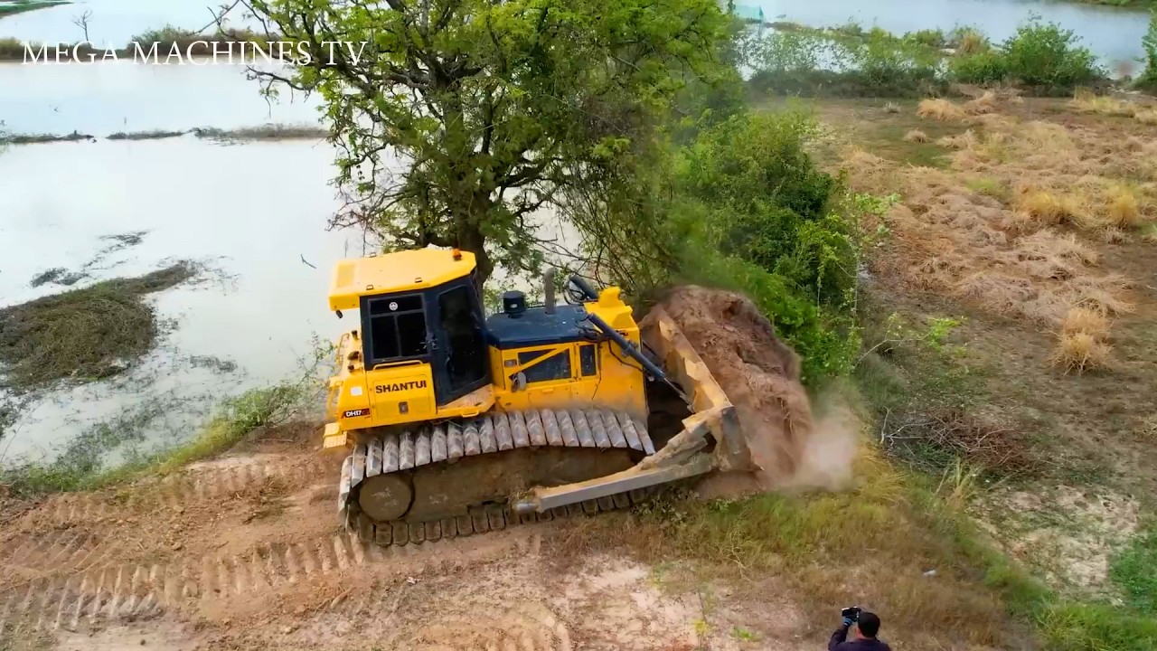 Powerful!!! strong Bulldozer Shantui Dh17c2 Pushing, Operating Dump Truck Unloading