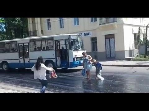 Bild från Gående limmade till asfalten