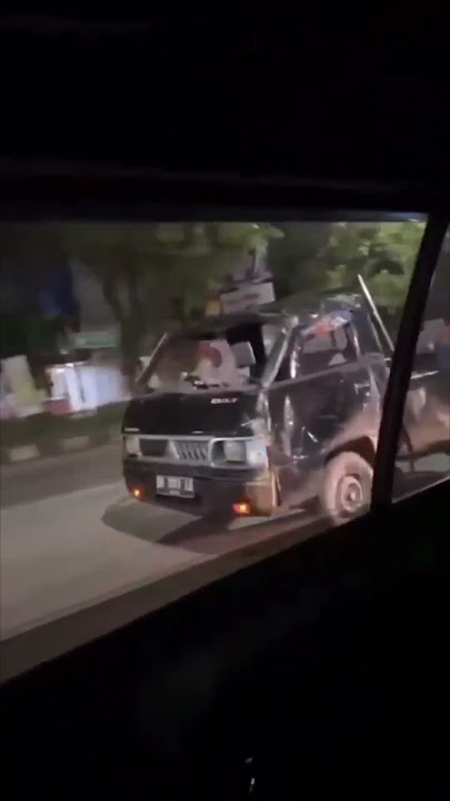 Seorang Emak-emak Nyetir Mobil Pick Up di Malam Hari Sambil Ngebut