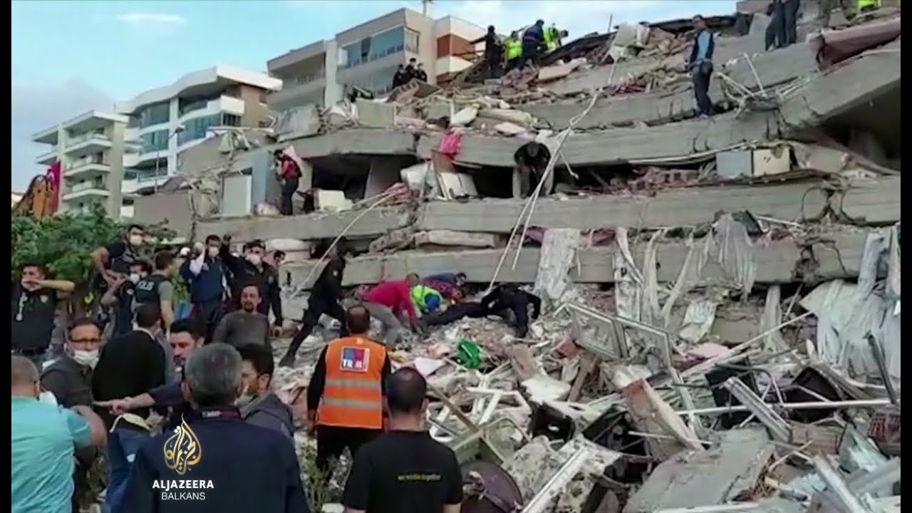 يواصل رجال الإنقاذ البحث عن ناجين بعد الزلزال المدمر الذي ضرب إزمير