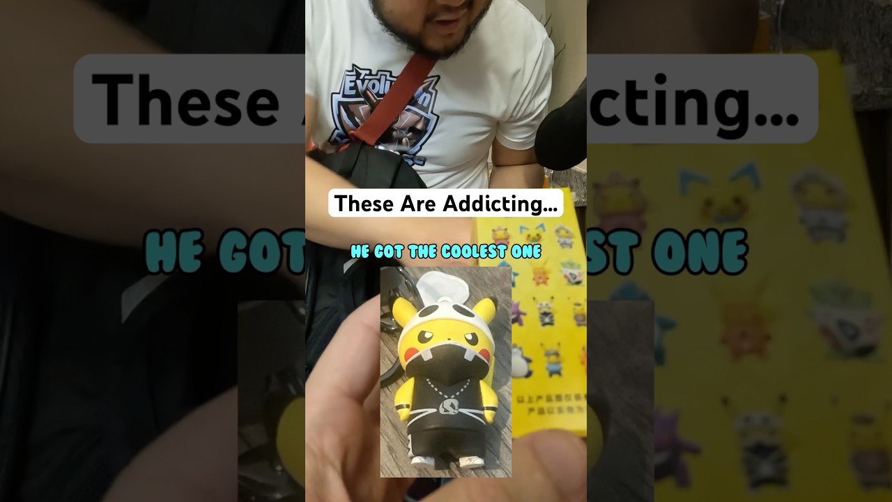 Открываем сюрприз-брелок с покемонами — сможем ли мы вытащить редкую фигурку!