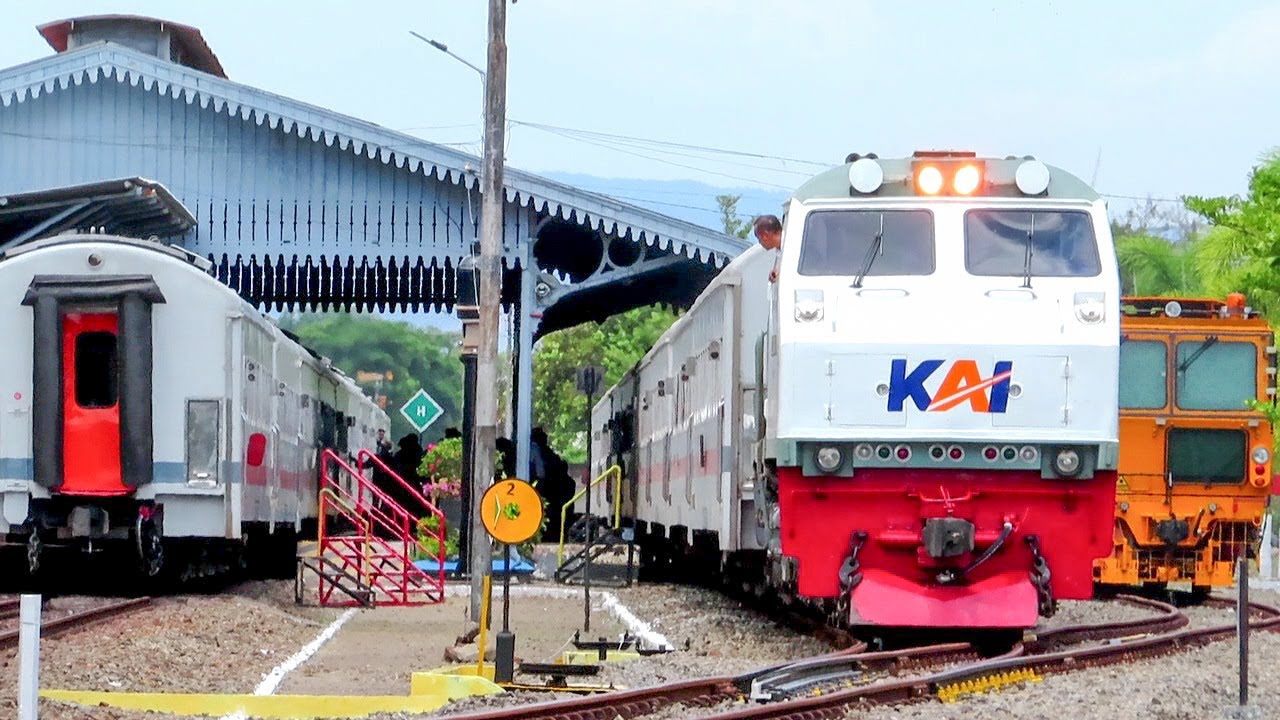 SEMUA JALUR FULL TERISI KERETA API ! SIBUKNYA STASIUN TULUNGAGUNG BANYAK PERSILANGAN SIANG HARI