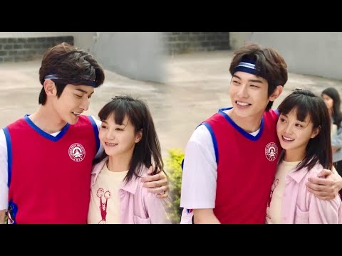 يعانـــقها و يتغزل بها امام حبــها الاول نهر يجري خلاله