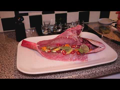 فيديو: كيفية طهي السمك الأحمر في خبز البيتا