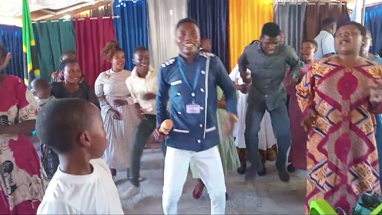 Kanisa la P.A.G(T)zingiziwa watu wakimsifu mungu tunawakalibisha watu wote