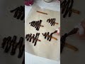 Украшение десерта на Новый год, елочки из шоколада #новогодниерецепты #десертнановыйгод