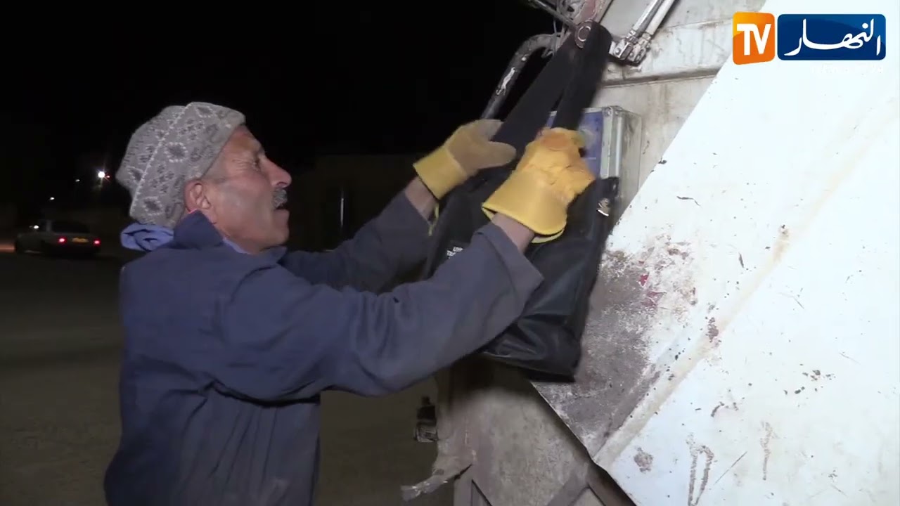 البيض : سليمان بوعكة .. قصة عامل نظافة حفظ وصان الأمانة