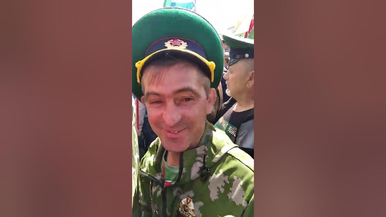 9 мая парад липец. Парад пограничников оренбург. Памятник павшим воинам. С праздником пограничных войск. День пограничника елец.