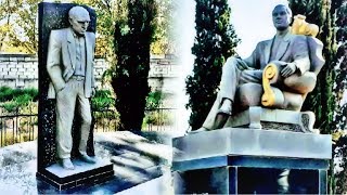 Памятники авторитетам воровского  мира - Хикмет Сабирабадский и Рамиз Горбатый