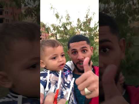 الطفل اكل اللبان