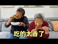 老妈胃疼来检查，二条烤俩大鸡腿垫肚子，85岁姥姥啃的太香了！