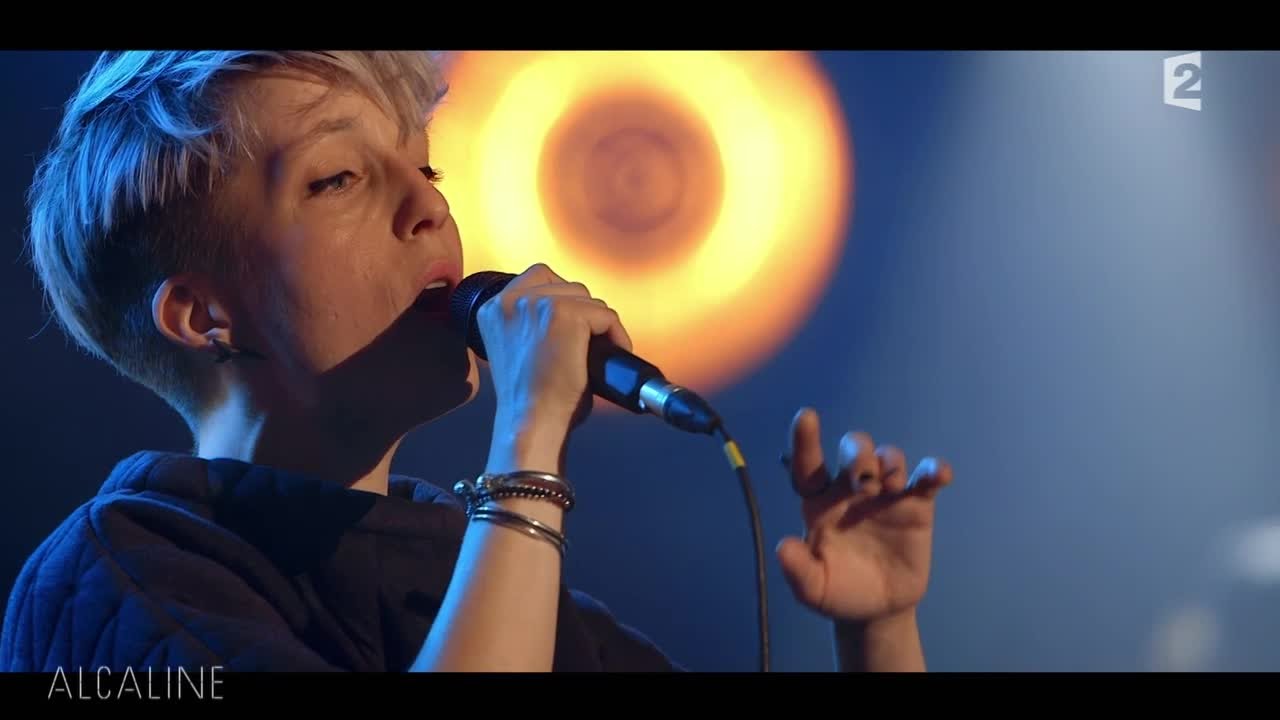 Alcaline, le Concert : Jeanne Added - Look At Them en live