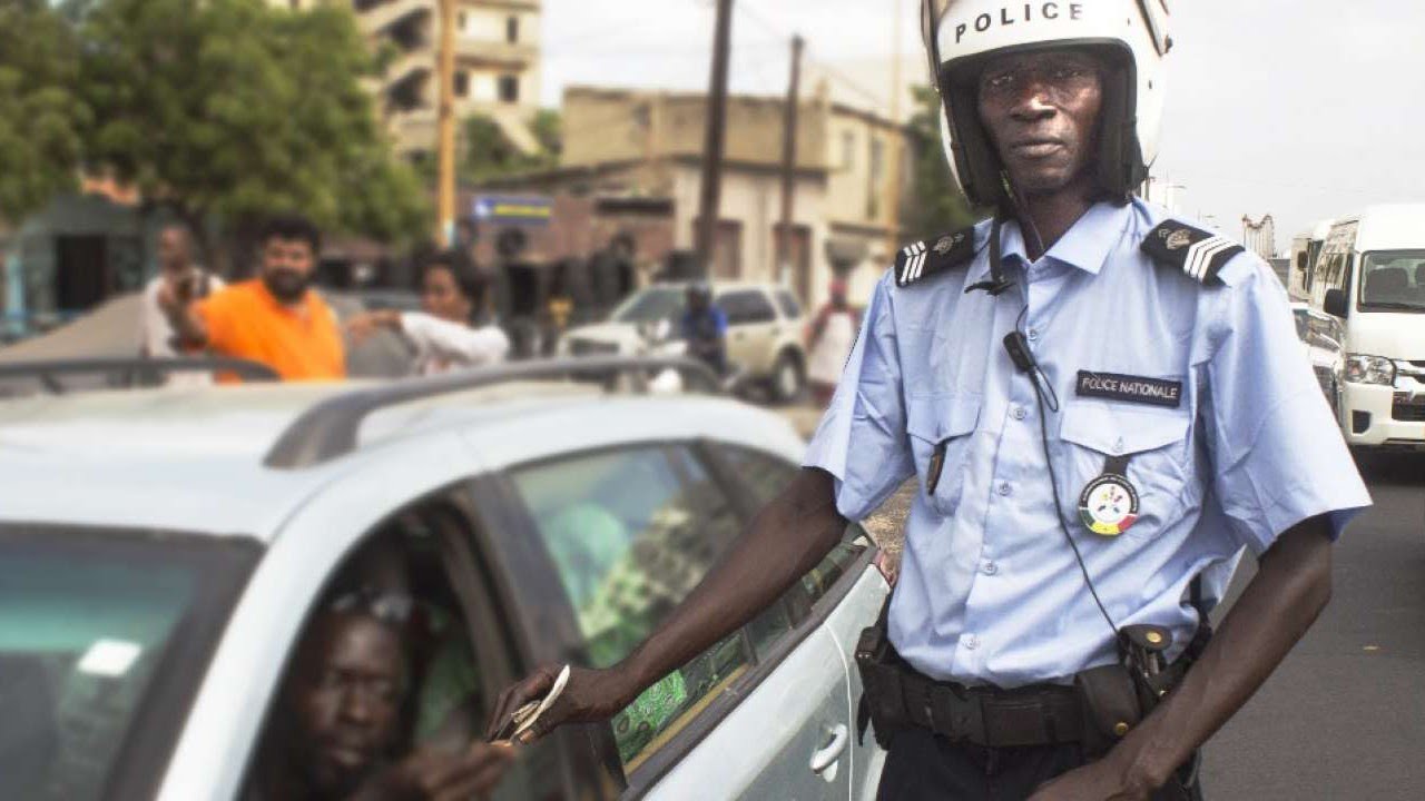 Inédit ! Le policier Amoul Yakaar arrête un bus Dem Dikk