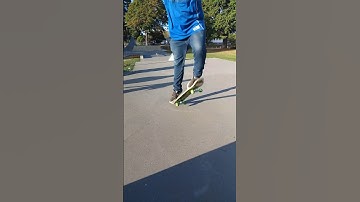 PRACTICING MY MOVING OLLIES. #shorts #skateboardingtricks #ollie #beginnerskateboarder #skatetricks