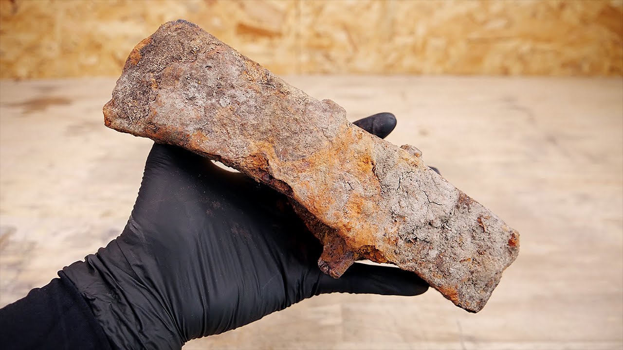 古い玉斧 Repairing the ax we picked up from the river - YouTube