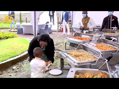 ቀዳማዊት እመቤት ዝናሽ ታያቸው በዘውዲቱ መሸሻ የህጻናትና ቤተሰብ መርጃ የበጎ አድራጎት ልማት ማህበር በመገኘት ማዕድ አጋርተዋል