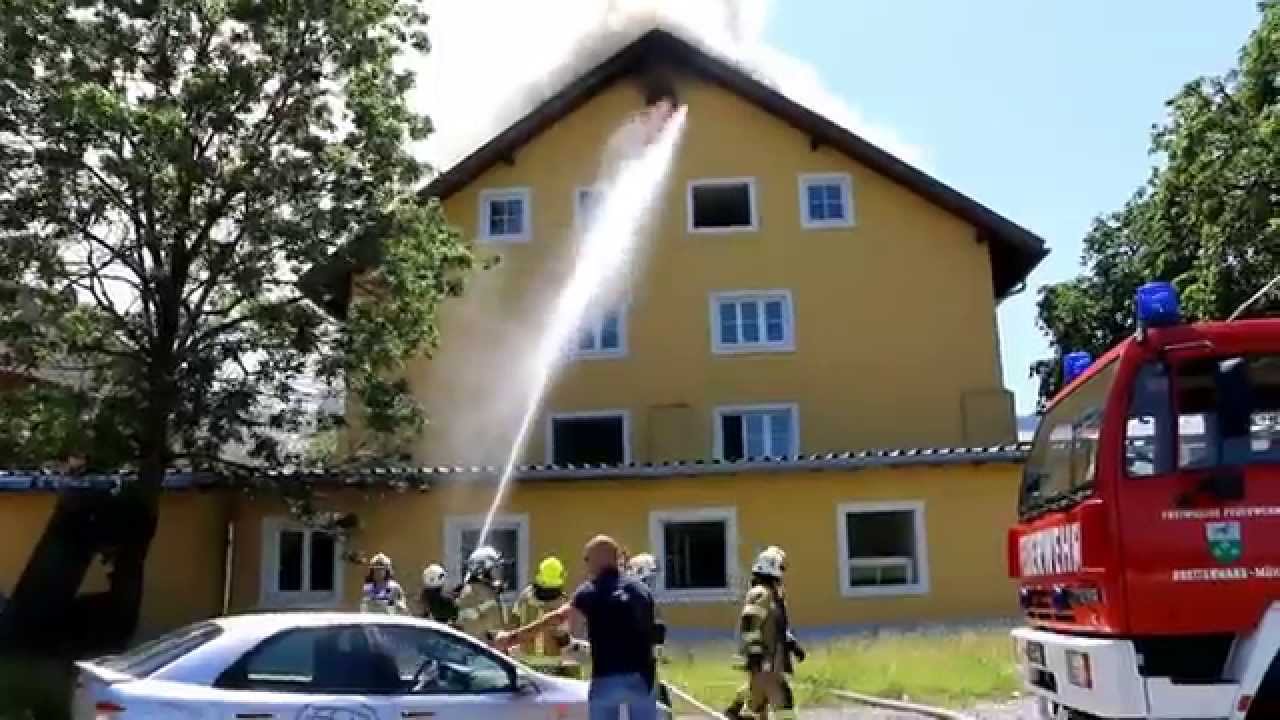 Brand am Dach - ehemaliges Wohngebäude Linz Textil - Feuerwehr Reutte