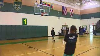 Teen without arms plays basketball