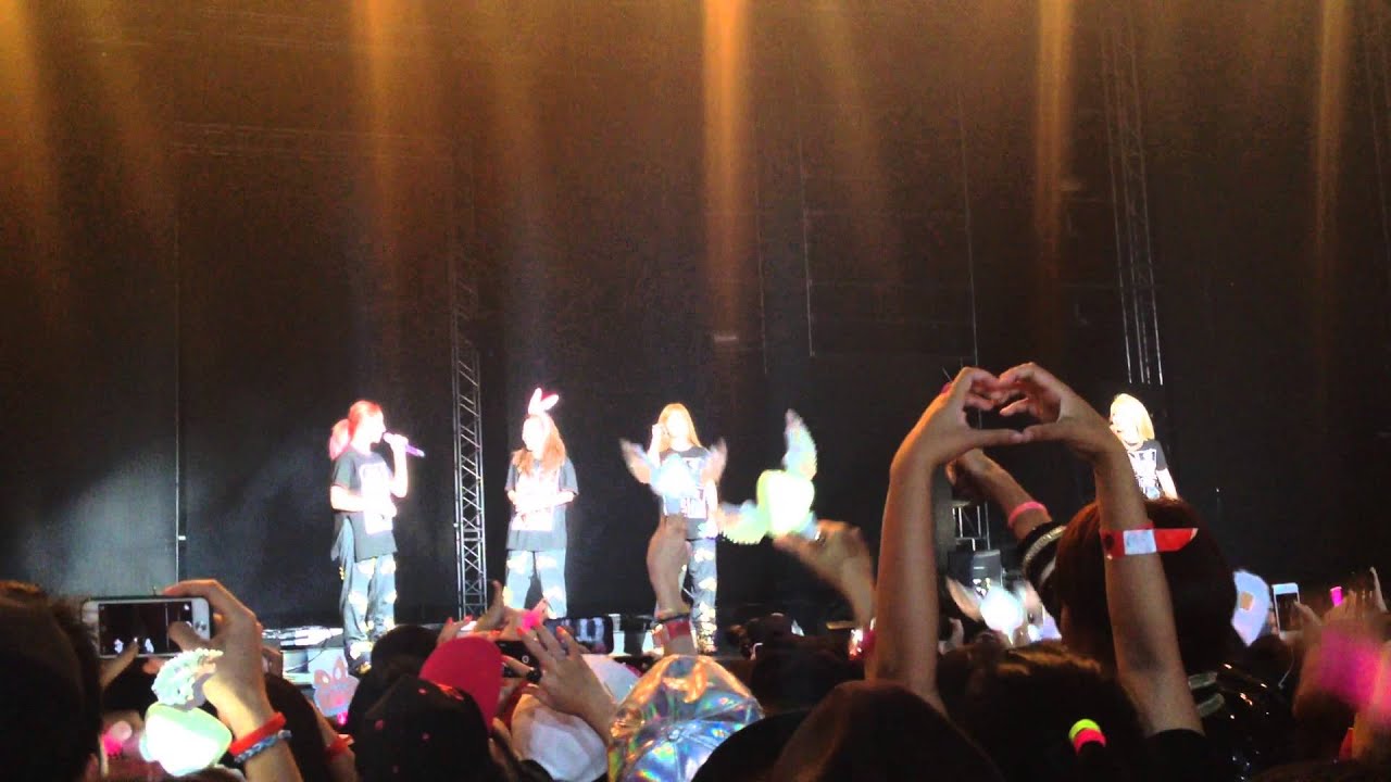 DARA teaching 2NE1 members sing 'I Love You' in Thai