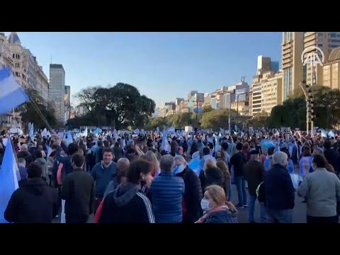 Video: Argentina: Dědeček Protestuje V řemínku Uprostřed Ulice (Video)