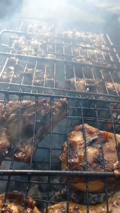 Курочка на углях на даче так вкусно. - YouTube