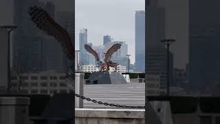 Статуя крылатого зверя возле ООН - Вестник 