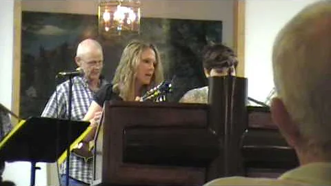 Carrie singing 019