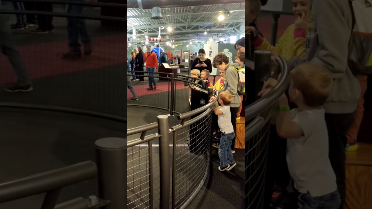 kinderen experimenteren in Technopolis