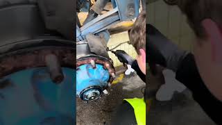 Praktikant lernt etwas alleine zu arbeiten Bremsbeläge wechseln #lkw #truck #auto #mechanic #opiosi