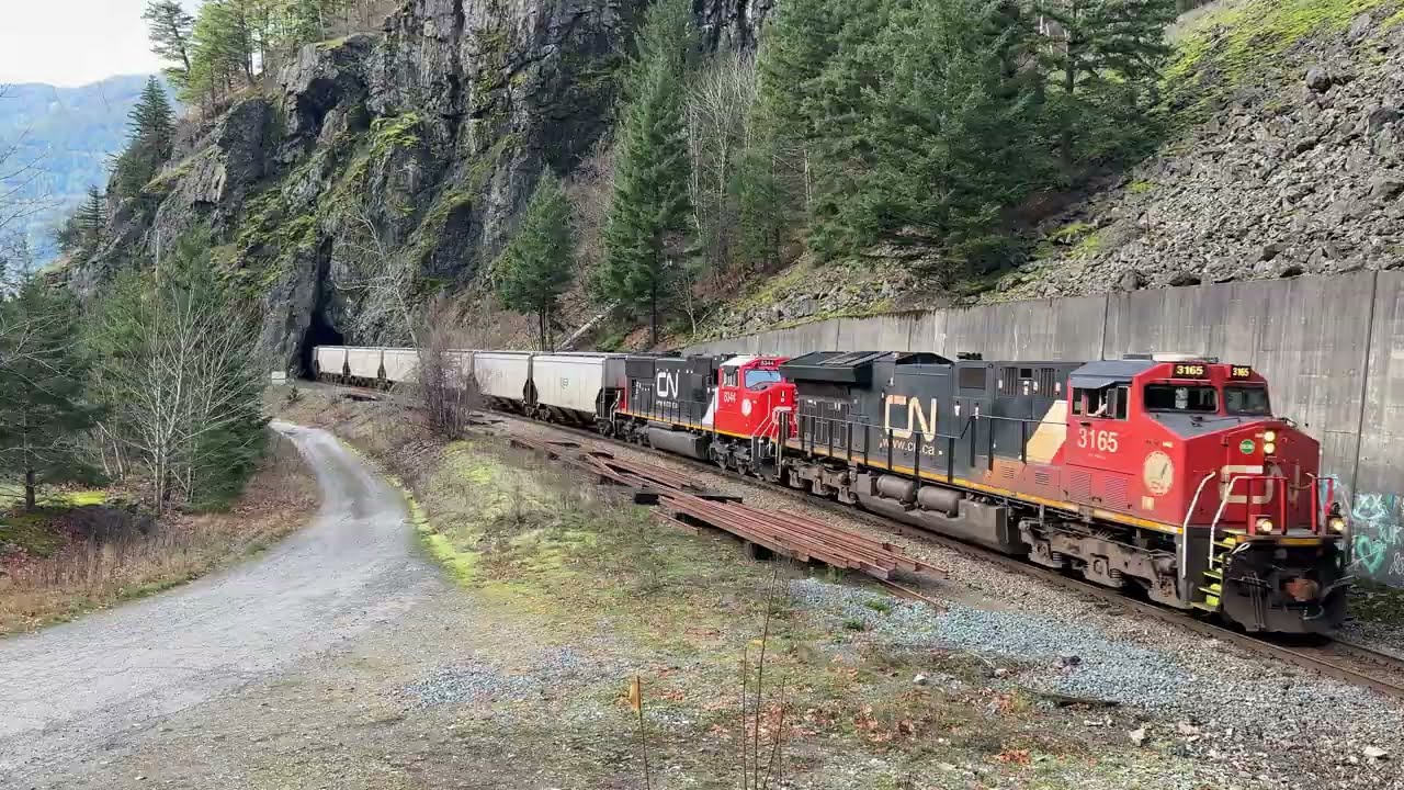 G3 Grain Empties!!! CN Grain Train East W/ SD75IACC @ Yale BC Canada 30NOV25 ET44AC 3165 Leading