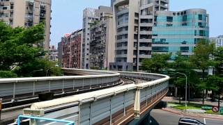 1060501進出捷運文湖線六張犁站的列車。