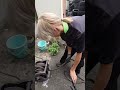夏は水遊びに限るね！大喜びする大型犬と新入社員！