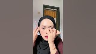 LAGI ASIK ASIK MAKE UP, KOK CEWEK HIJAB INI TIBA2 ....
