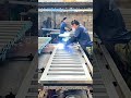 鋼と炎の織り成す秩序：窓枠に収まる工業の一片
