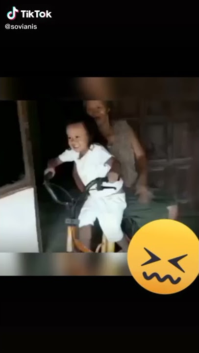 seorang nenek di bonceng sama anak kecil akhirnya tidak menjaga keseimbangan jadi match deh🚳🚳