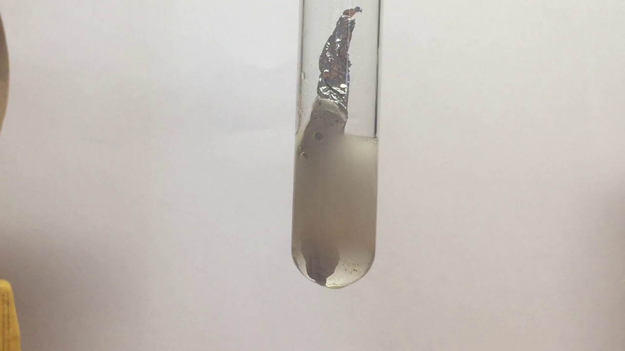 Растворение алюминия в щелочи - YouTube