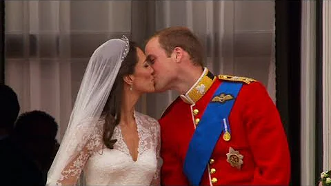 William and Kate Kiss on the Balcony - The Royal Wedding - BBC - DayDayNews