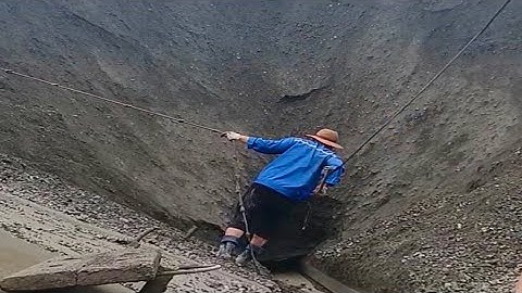 Barge unloads 3000 tons of iron ore - part 2 - relaxing video, vlog of working on the barge