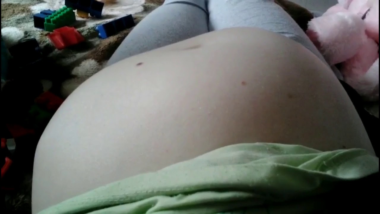 32 неделя беременности шевелится. Ребенок толкается в животе. Ребёнок шевелится в животе. Ребенок в животе пинаетс.