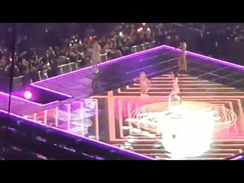 Twice members sliding on slippery stage at 2020 Golden disk awards | 트와이스 골든디스크