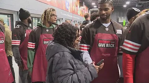 Cleveland Browns players volunteer at food bank ahead of Thanksgiving