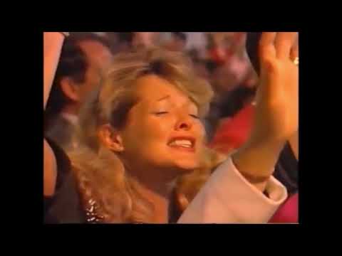 Benny Hinn Adorando