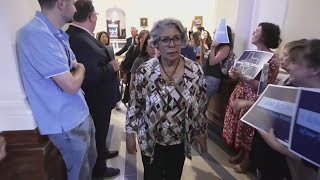 Texas House democrats return under police escort